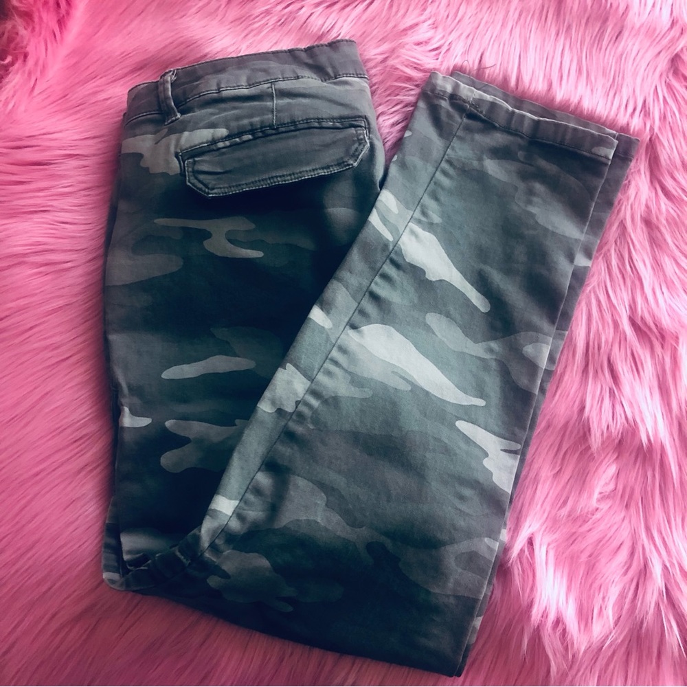 💚EUC CAMO JEAN PANTS - SIZE 10P💚